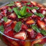 Erdbeerbowle mit Sekt und Minze - featured image