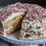 Konfetti-Geburtstagskuchen mit Überraschungsfüllung - featured image