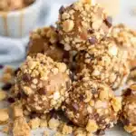 Einfache No-Bake Erdnussbutter Proteinbällchen - featured image