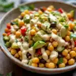 Frischer Kichererbsensalat mit Zitronen-Tahini-Dressing - featured image